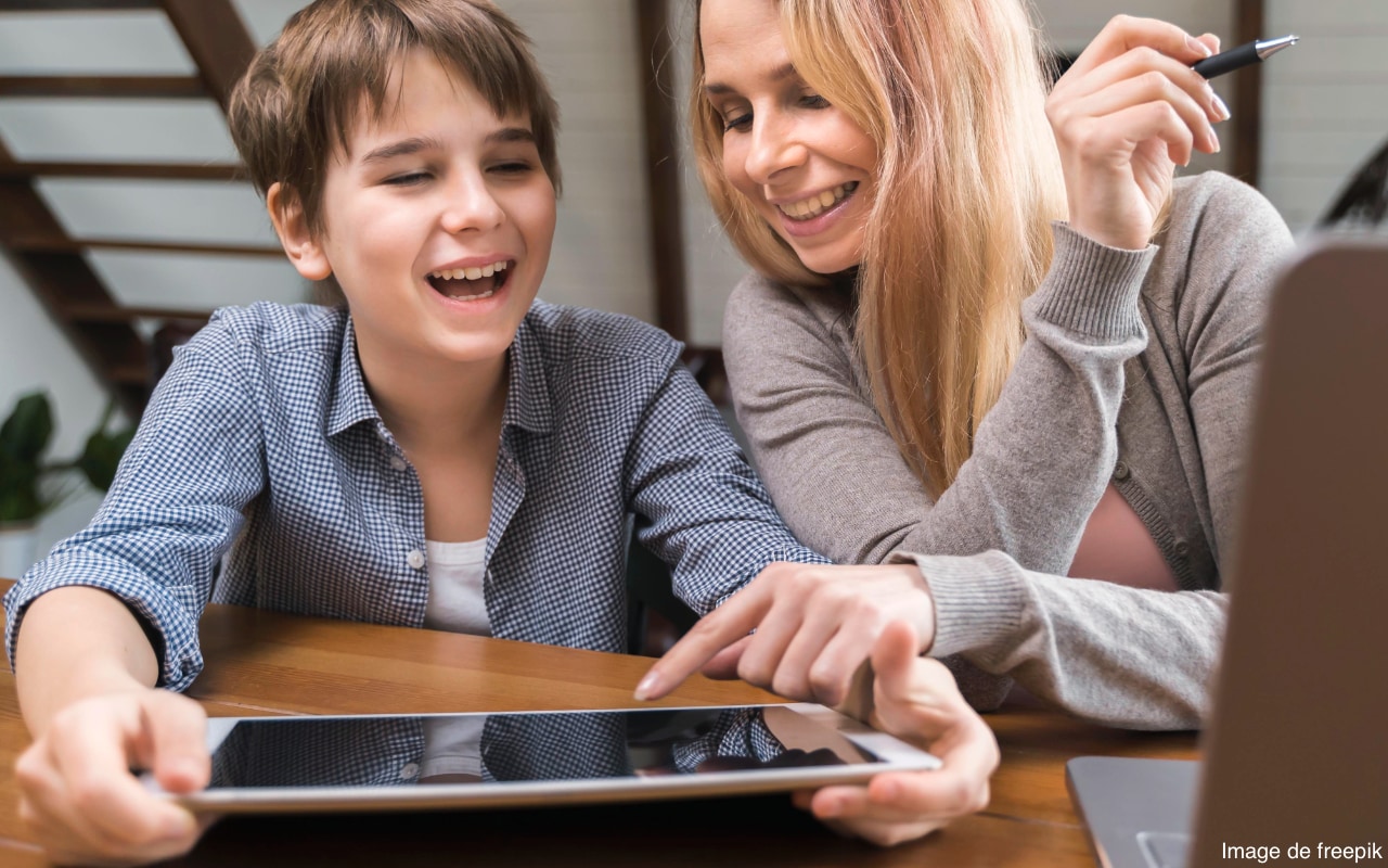 Illustration présentant un enfant et sa mère devant une tablette